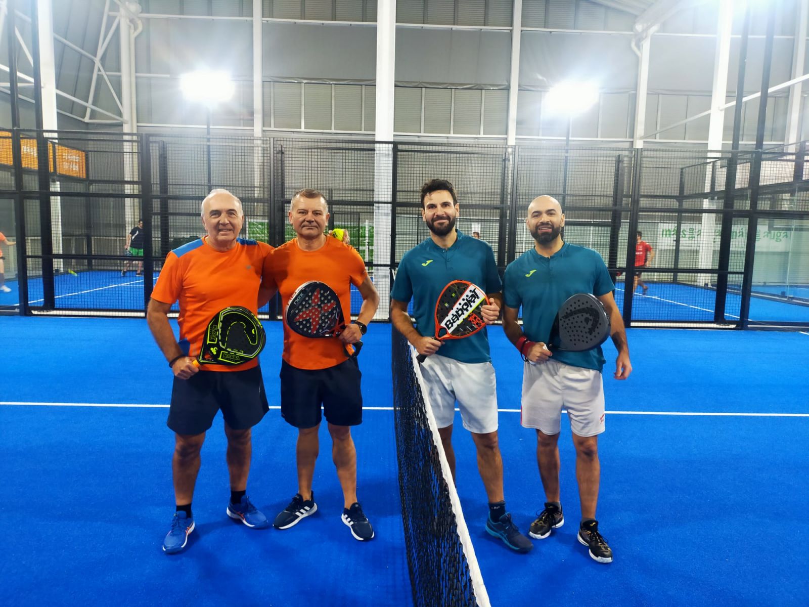 En una cancha de pádel iluminada por una luna llena siniestra, las parejas Pedro y Angel se enfrentaron a los temibles Fran y Manu.