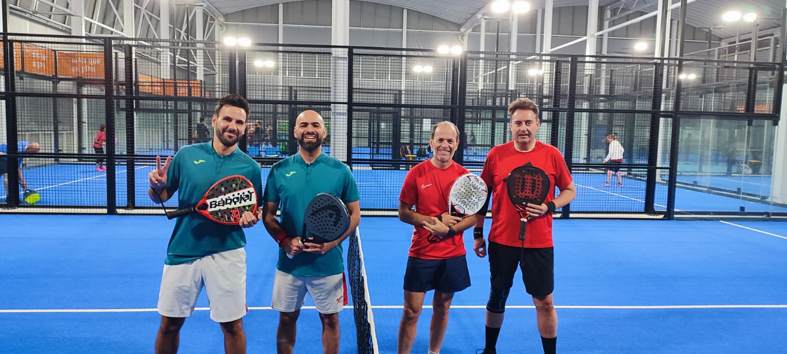 Hoy en la flamante I Liga Pulpadel, la pareja Oscar y Miguel se enfrentó a Manu y Fran en un partido que prometía ser digno de los anales del pádel.